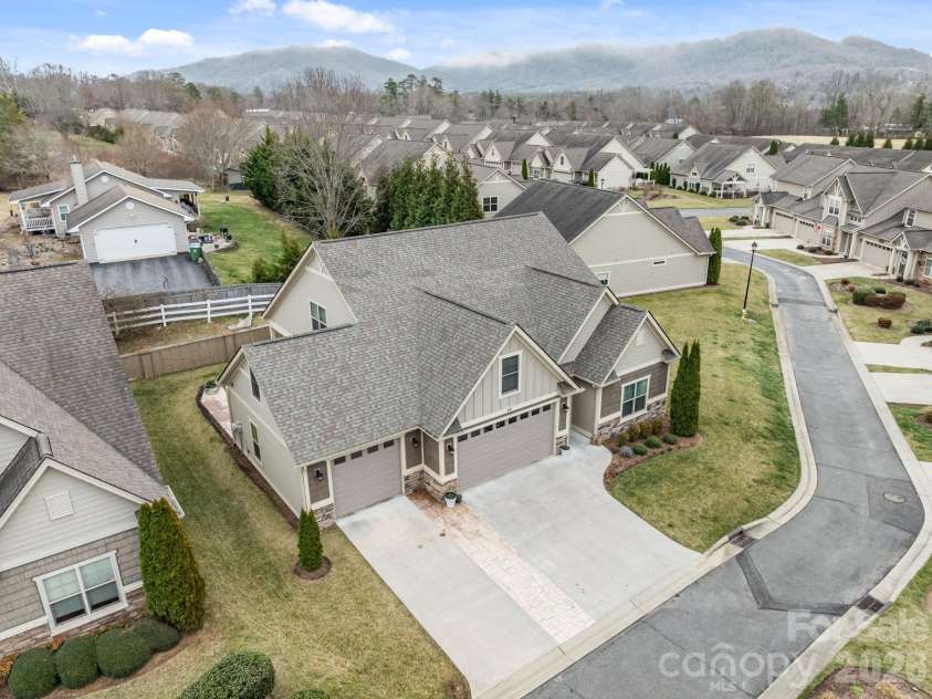 43 Burlington Lane, Fletcher, NC 28732.  MLS# CAR4342774, YatesRealty ID 3168. 