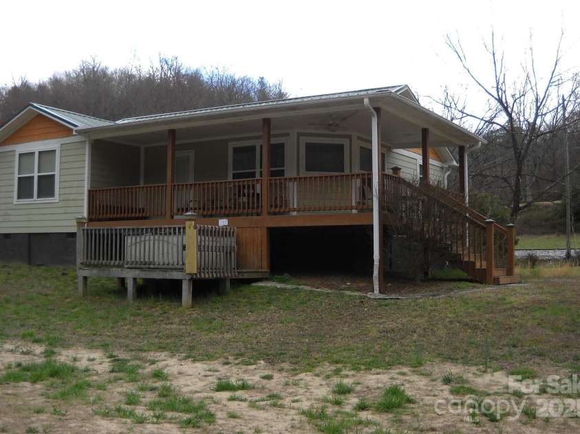 992 Hornet Drive, Whittier, NC 28789.  MLS# CAR4237623, YatesRealty ID 3168. 