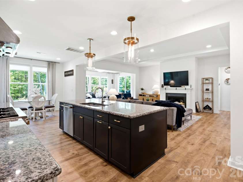 15611 Walnut Hill Drive, Charlotte, NC 28278.  MLS# CAR4393202, YatesRealty ID 31681. 