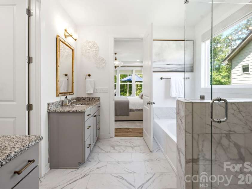 15611 Walnut Hill Drive, Charlotte, NC 28278.  MLS# CAR4393202, YatesRealty ID 31681. 