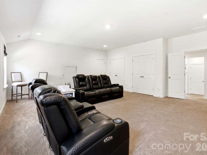 15611 Walnut Hill Drive, Charlotte, NC 28278.  MLS# CAR4393202, YatesRealty ID 31681. 