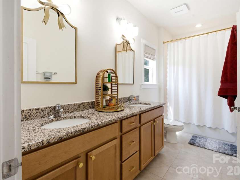 15611 Walnut Hill Drive, Charlotte, NC 28278.  MLS# CAR4393202, YatesRealty ID 31681. 