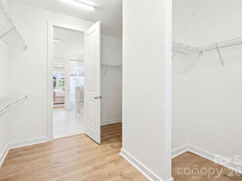 15611 Walnut Hill Drive, Charlotte, NC 28278.  MLS# CAR4393202, YatesRealty ID 31681. Huge Primary Closet