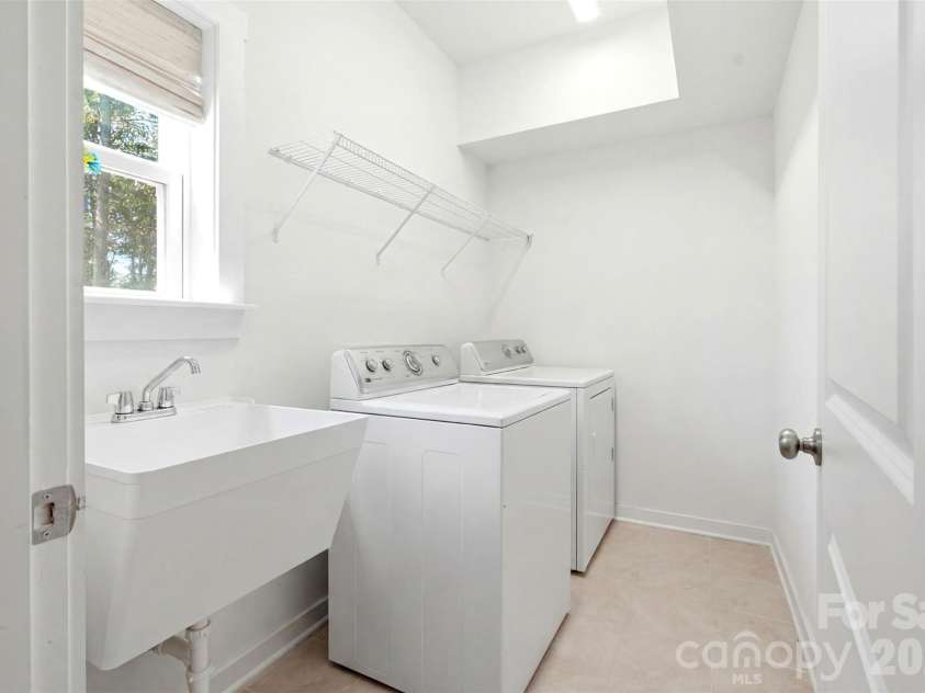 15611 Walnut Hill Drive, Charlotte, NC 28278.  MLS# CAR4393202, YatesRealty ID 31681. Laundry on Main