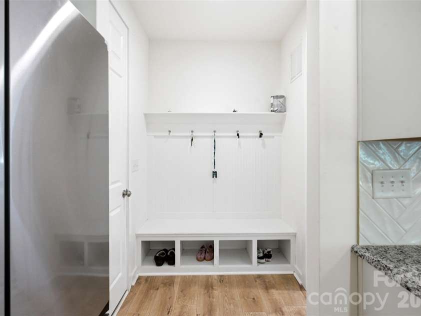 15611 Walnut Hill Drive, Charlotte, NC 28278.  MLS# CAR4393202, YatesRealty ID 31681. Mud Room w/Drop Zone