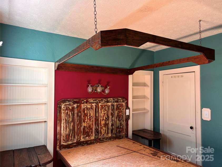 555 Oak Hill Court, Hendersonville, NC 28739.  MLS# CAR4286804, YatesRealty ID 31681. 