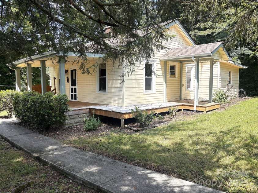 555 Oak Hill Court, Hendersonville, NC 28739.  MLS# CAR4286804, YatesRealty ID 31681. Front Eastern Side