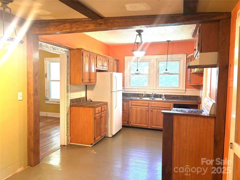 555 Oak Hill Court, Hendersonville, NC 28739.  MLS# CAR4286804, YatesRealty ID 31681. Kitchen