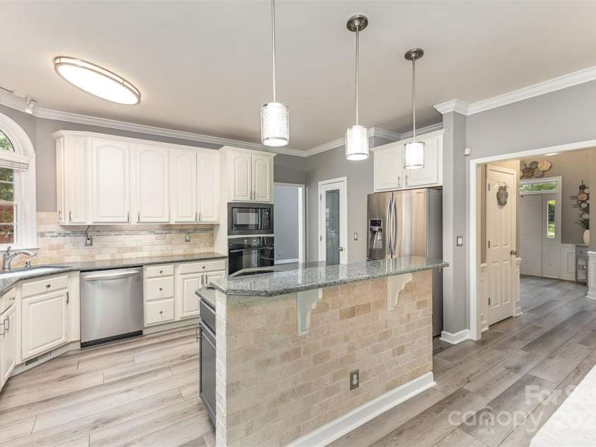 6419 Antioch Court, Matthews, NC 28104.  MLS# CAR4264351, YatesRealty ID 31684. Kitchen