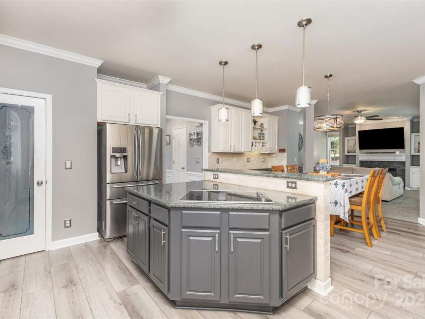 6419 Antioch Court, Matthews, NC 28104.  MLS# CAR4264351, YatesRealty ID 31684. Kitchen Island