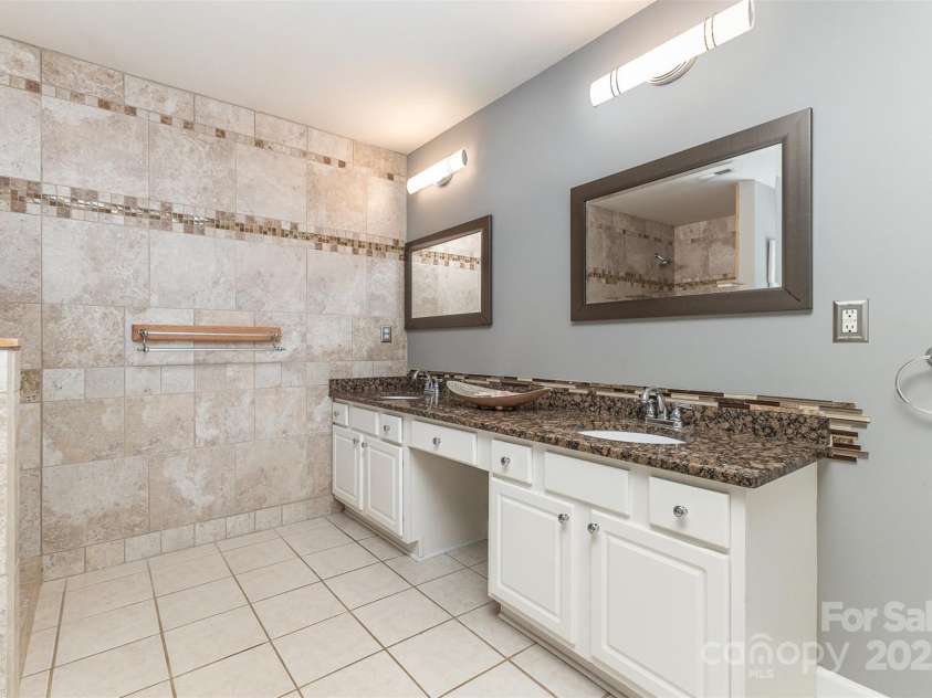 6419 Antioch Court, Matthews, NC 28104.  MLS# CAR4264351, YatesRealty ID 31684. Primary Ensuite