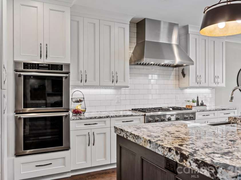 22304 John Gamble Road, Cornelius, NC 28031.  MLS# CAR4353501, YatesRealty ID 3169. Double oven