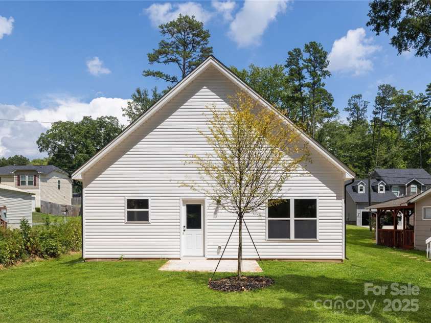 7805 Shadow Lawn Road, Charlotte, NC 28269.  MLS# CAR4265307, YatesRealty ID 31690. 