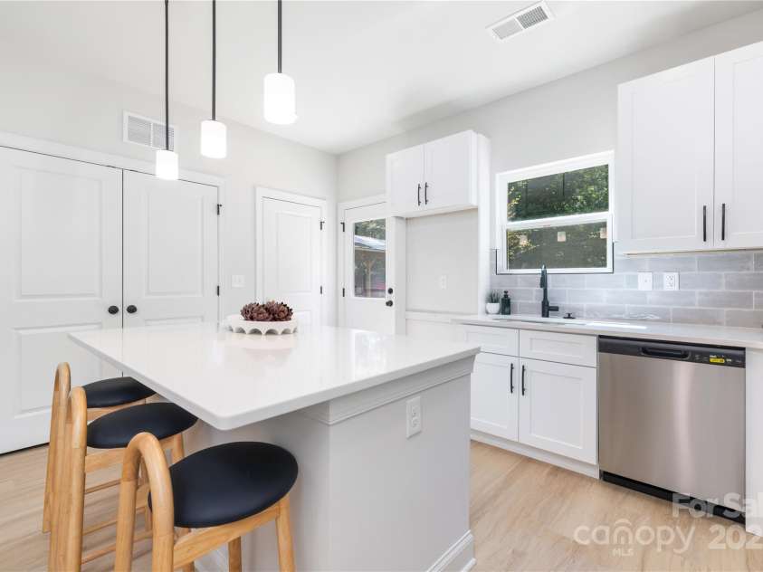 7805 Shadow Lawn Road, Charlotte, NC 28269.  MLS# CAR4265307, YatesRealty ID 31690. 