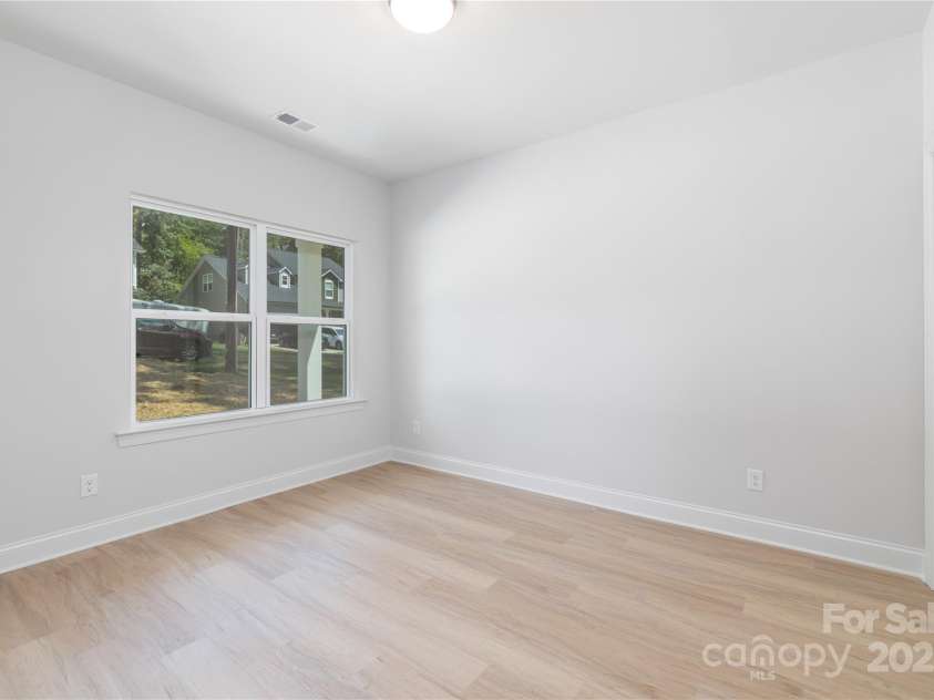 7805 Shadow Lawn Road, Charlotte, NC 28269.  MLS# CAR4265307, YatesRealty ID 31690. 