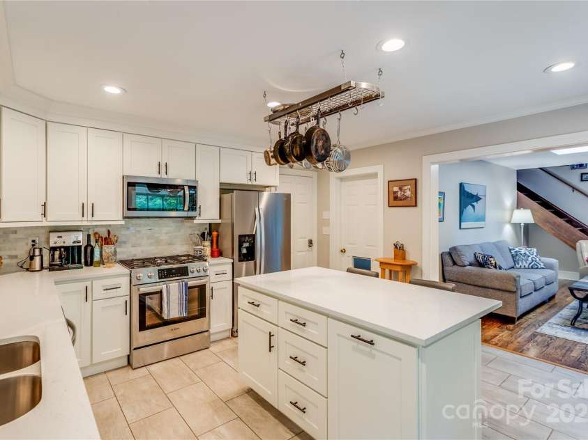 200 Crescent Drive, Lake Junaluska, NC 28745.  MLS# CAR4286284, YatesRealty ID 31693. Fresh, clean, and open for entertaining!