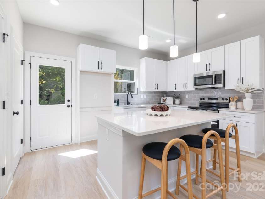 7813 Casa Loma Road, Charlotte, NC 28269.  MLS# CAR4282742, YatesRealty ID 31694. 