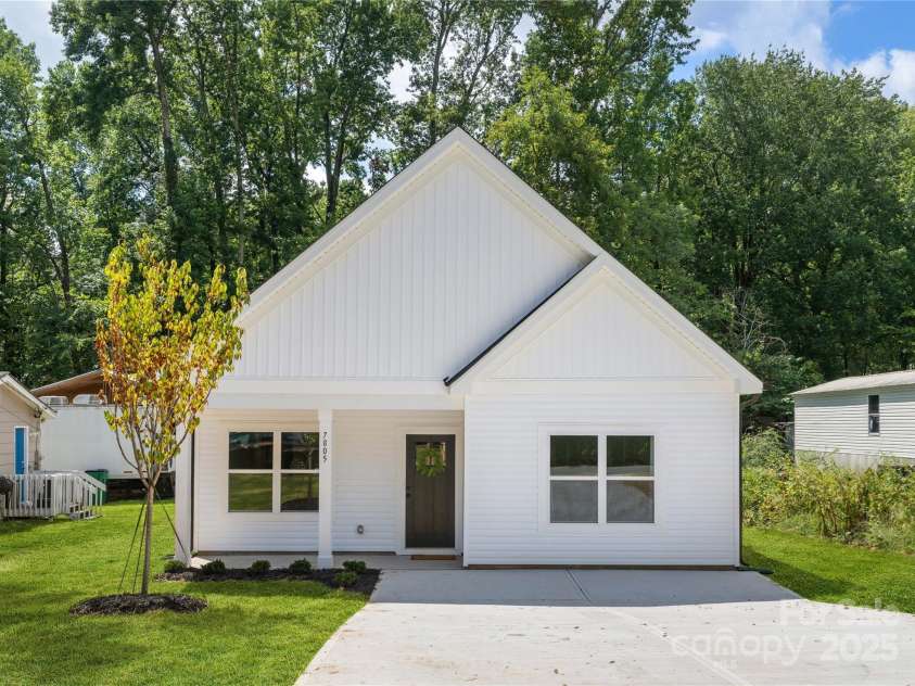 7813 Casa Loma Road, Charlotte, NC 28269.  MLS# CAR4282742, YatesRealty ID 31694. 