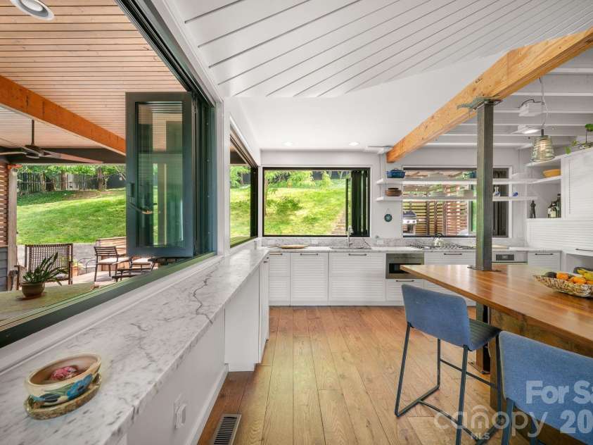 53 Buchanan Place, Asheville, NC 28801.  MLS# CAR4386804, YatesRealty ID 31695. 