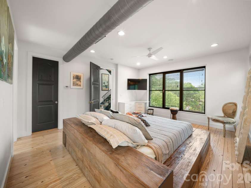53 Buchanan Place, Asheville, NC 28801.  MLS# CAR4386804, YatesRealty ID 31695. 