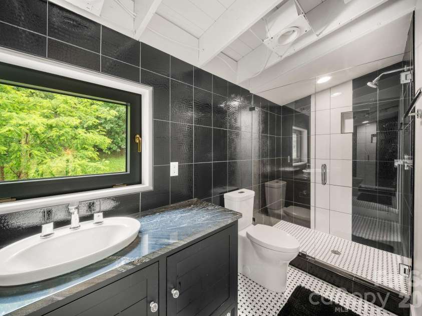 53 Buchanan Place, Asheville, NC 28801.  MLS# CAR4386804, YatesRealty ID 31695. 