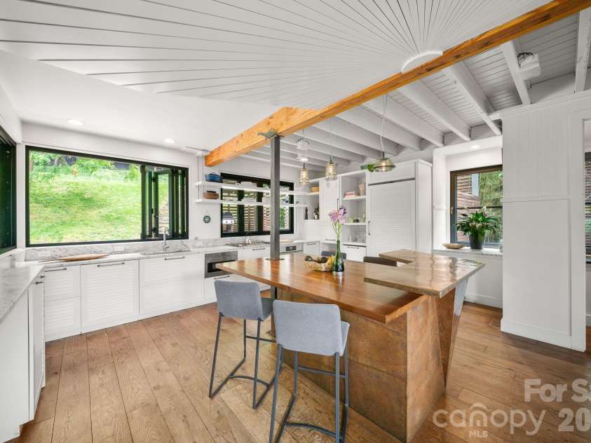 53 Buchanan Place, Asheville, NC 28801.  MLS# CAR4386804, YatesRealty ID 31695. 