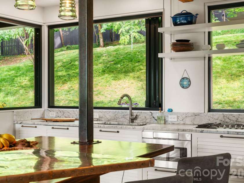 53 Buchanan Place, Asheville, NC 28801.  MLS# CAR4386804, YatesRealty ID 31695. Open flow living