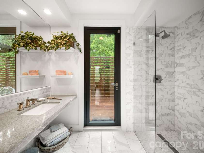 53 Buchanan Place, Asheville, NC 28801.  MLS# CAR4386804, YatesRealty ID 31695. Primary bath