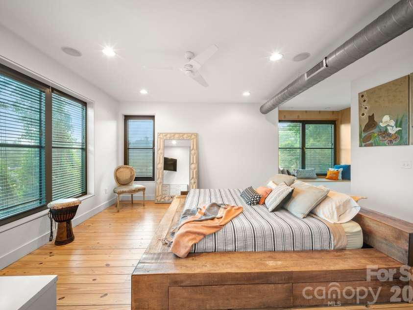53 Buchanan Place, Asheville, NC 28801.  MLS# CAR4386804, YatesRealty ID 31695. Primary bedroom