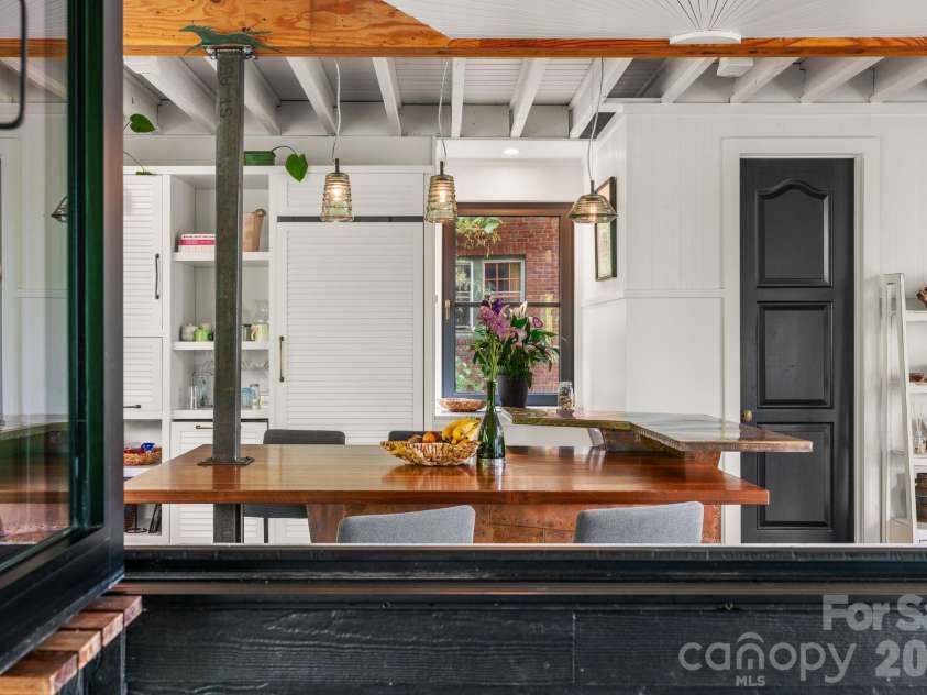 53 Buchanan Place, Asheville, NC 28801.  MLS# CAR4386804, YatesRealty ID 31695. The perfect setup for a gathering