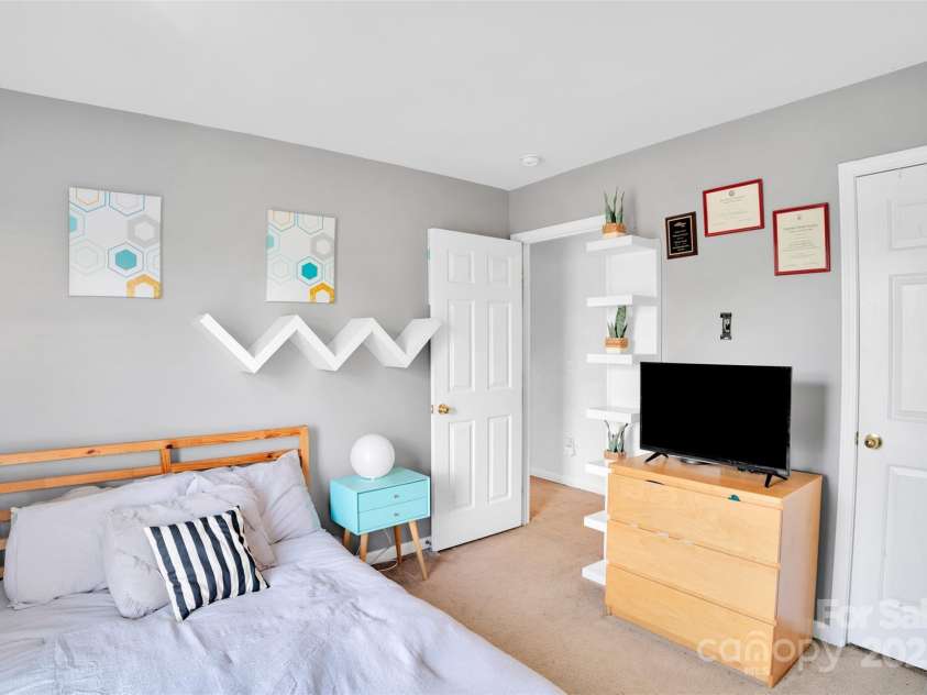 136 Crestwood Drive, Mount Holly, NC 28120.  MLS# CAR4284849, YatesRealty ID 31696. 