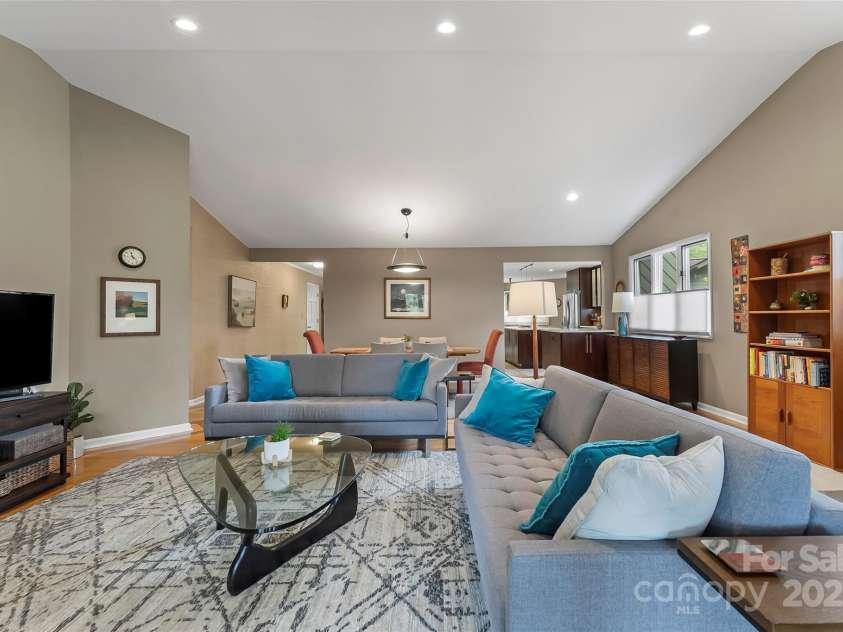 1801 Timber Trail, Asheville, NC 28804.  MLS# CAR4288825, YatesRealty ID 31697. 