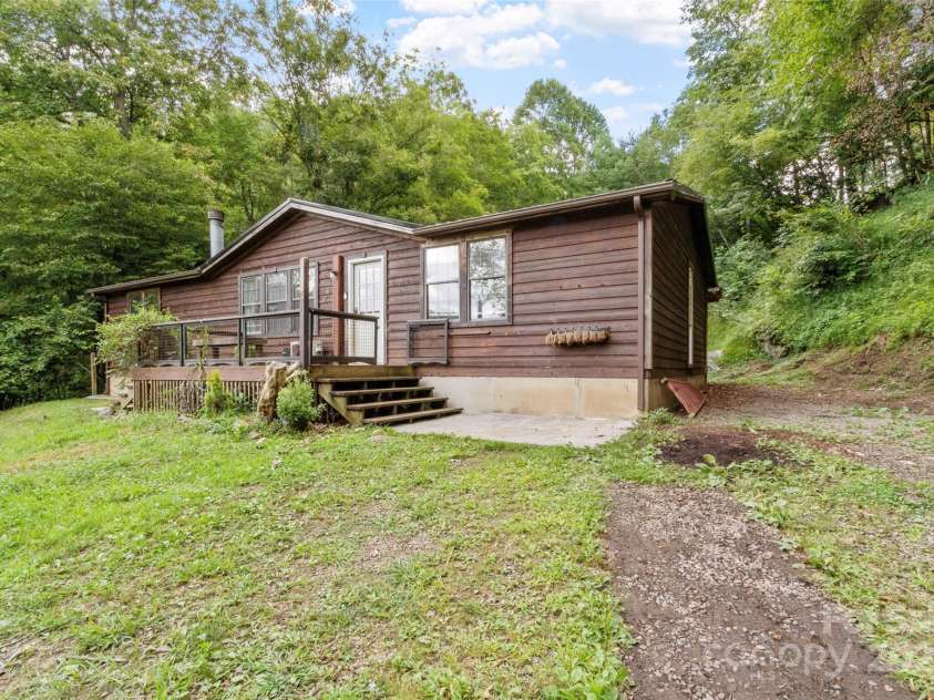 70 Barnyard Lane, Green Mountain, NC 28740.  MLS# CAR4290446, YatesRealty ID 31698. 
