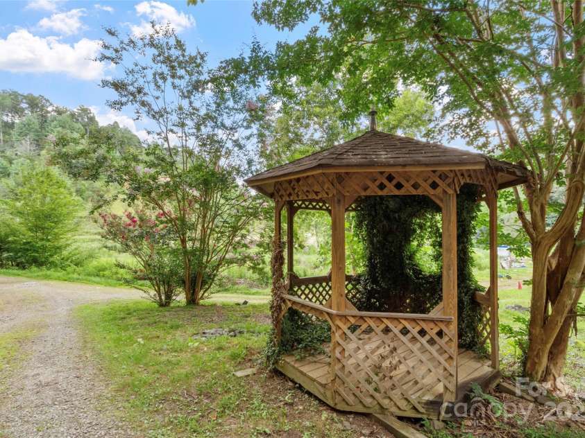 70 Barnyard Lane, Green Mountain, NC 28740.  MLS# CAR4290446, YatesRealty ID 31698. 