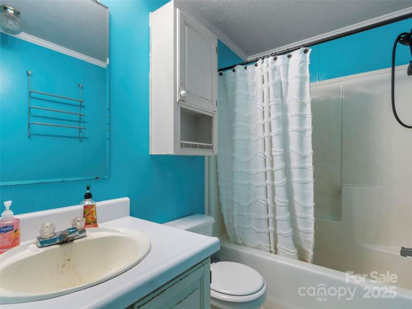 70 Barnyard Lane, Green Mountain, NC 28740.  MLS# CAR4290446, YatesRealty ID 31698. 