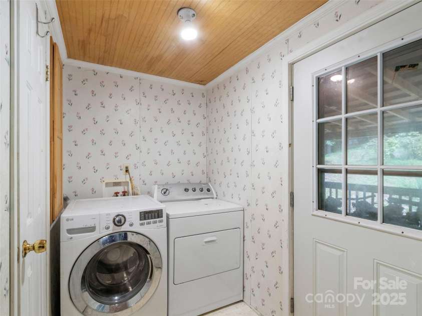 70 Barnyard Lane, Green Mountain, NC 28740.  MLS# CAR4290446, YatesRealty ID 31698. 