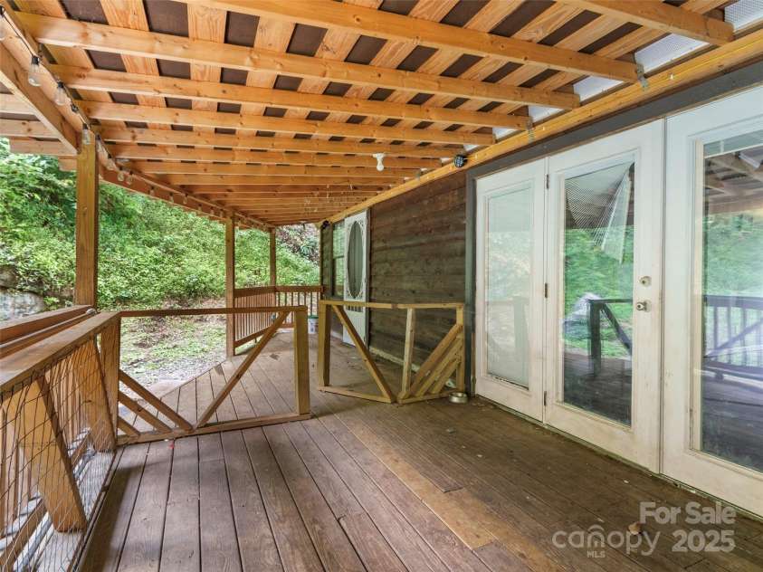 70 Barnyard Lane, Green Mountain, NC 28740.  MLS# CAR4290446, YatesRealty ID 31698. 