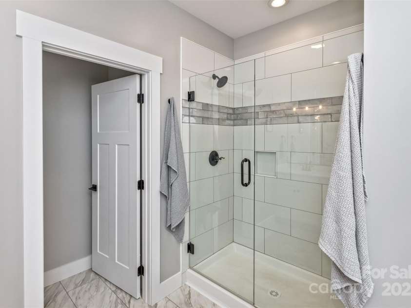 11 South Pine Drive, Weaverville, NC 28787.  MLS# CAR4274565, YatesRealty ID 31700. PRIMARY SHOWER