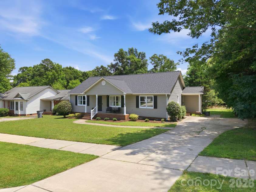 600 Gray Drive, Charlotte, NC 28213.  MLS# CAR4391536, YatesRealty ID 31700. 
