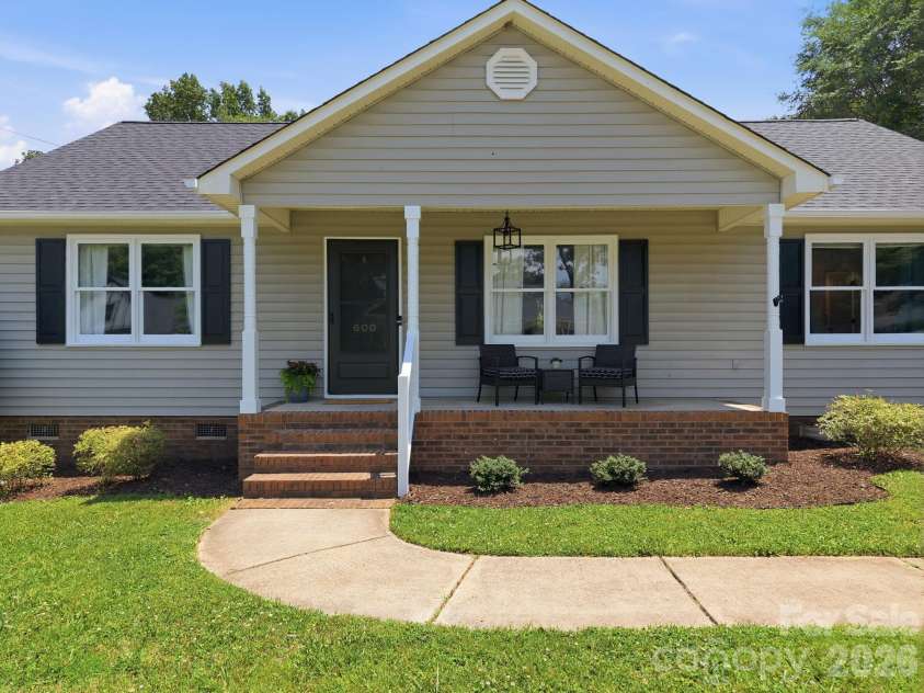 600 Gray Drive, Charlotte, NC 28213.  MLS# CAR4391536, YatesRealty ID 31700. 