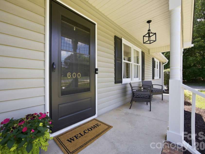 600 Gray Drive, Charlotte, NC 28213.  MLS# CAR4391536, YatesRealty ID 31700. 
