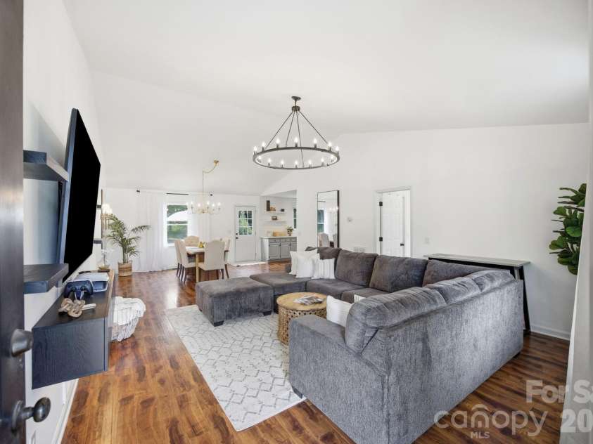 600 Gray Drive, Charlotte, NC 28213.  MLS# CAR4391536, YatesRealty ID 31700. 