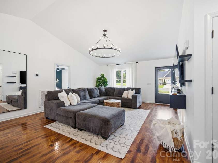 600 Gray Drive, Charlotte, NC 28213.  MLS# CAR4391536, YatesRealty ID 31700. 