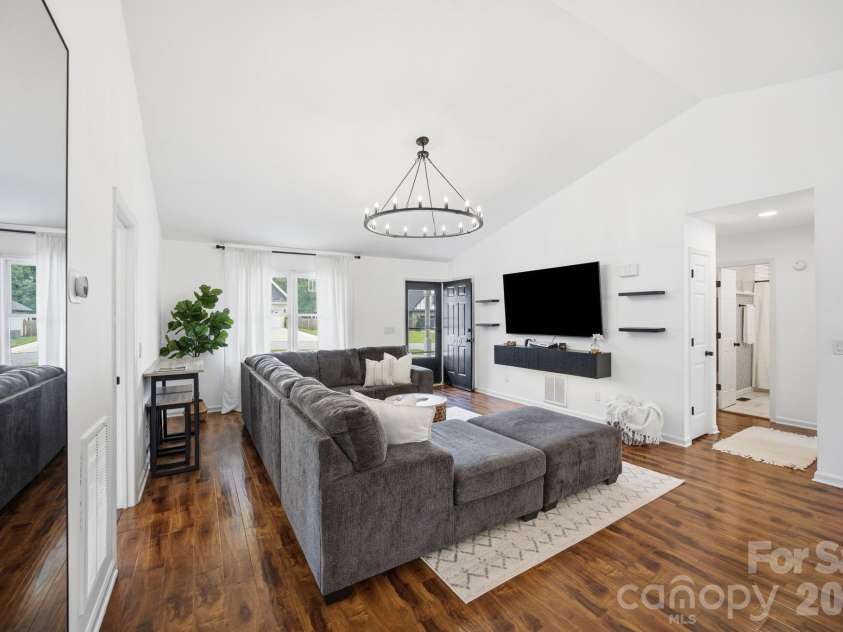 600 Gray Drive, Charlotte, NC 28213.  MLS# CAR4391536, YatesRealty ID 31700. 