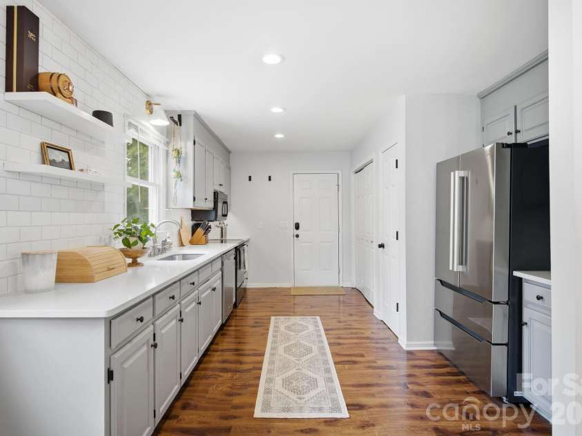 600 Gray Drive, Charlotte, NC 28213.  MLS# CAR4391536, YatesRealty ID 31700. 