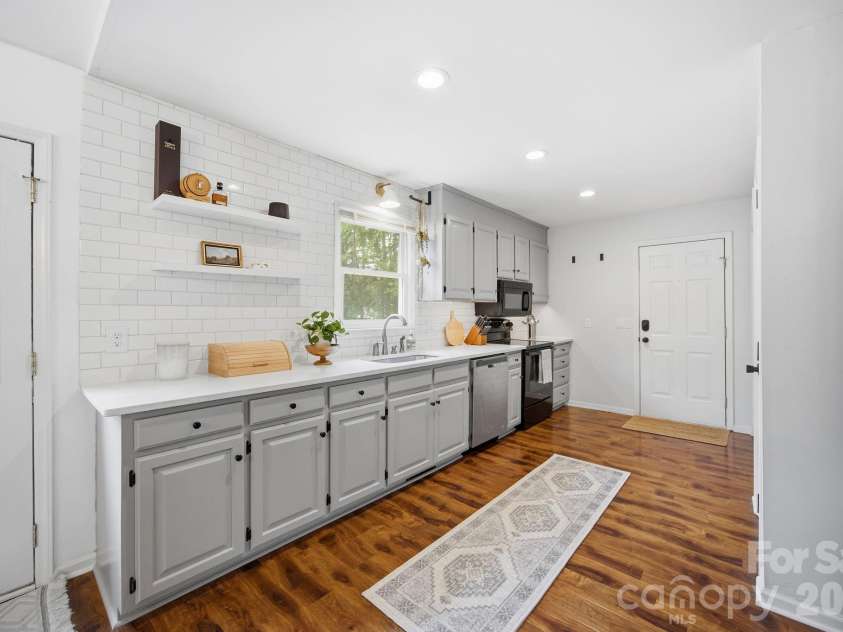 600 Gray Drive, Charlotte, NC 28213.  MLS# CAR4391536, YatesRealty ID 31700. 