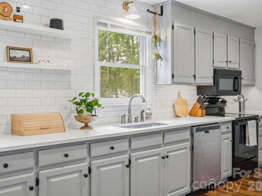 600 Gray Drive, Charlotte, NC 28213.  MLS# CAR4391536, YatesRealty ID 31700. 