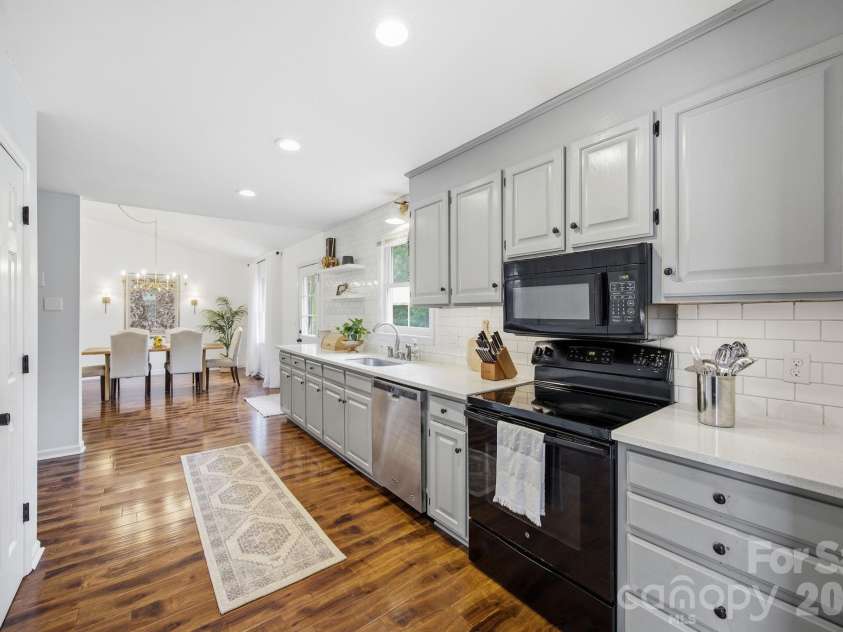 600 Gray Drive, Charlotte, NC 28213.  MLS# CAR4391536, YatesRealty ID 31700. 