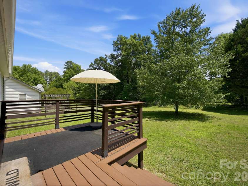 600 Gray Drive, Charlotte, NC 28213.  MLS# CAR4391536, YatesRealty ID 31700. 