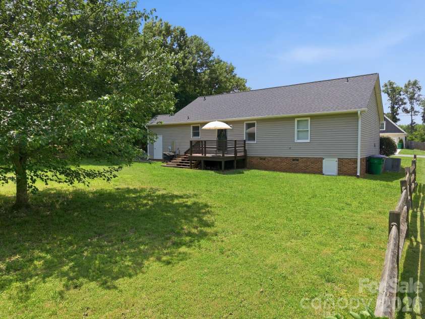 600 Gray Drive, Charlotte, NC 28213.  MLS# CAR4391536, YatesRealty ID 31700. 
